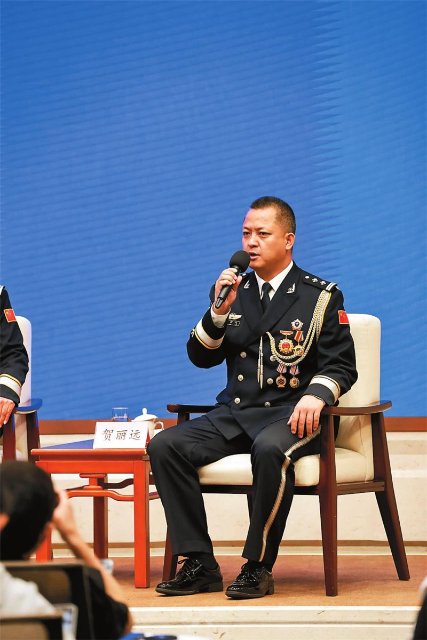 云南警察贺丽远亮相国新办中外记者见面会讲述25载排爆经历