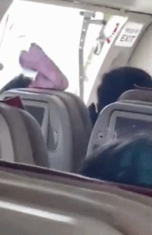 韩亚航空一客机舱门在空中打开 部分乘客出现呼吸困难