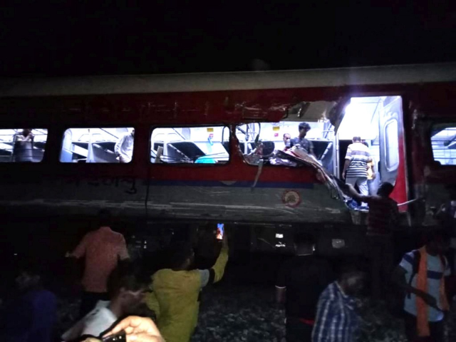 印度列车脱轨相撞事故，伤亡人数已逾千人2.png