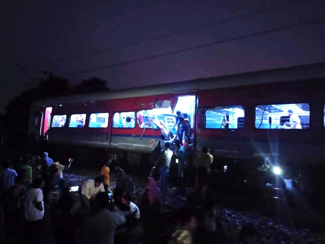 印度列车脱轨相撞事故，伤亡人数已逾千人.png