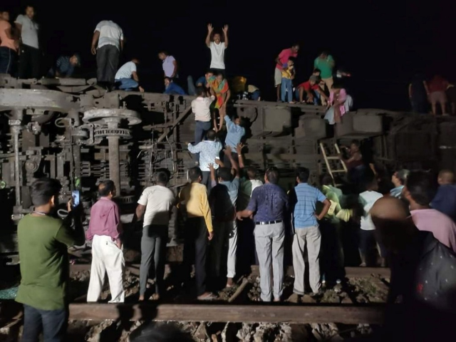 印度列车脱轨相撞事故，伤亡人数已逾千人3.png