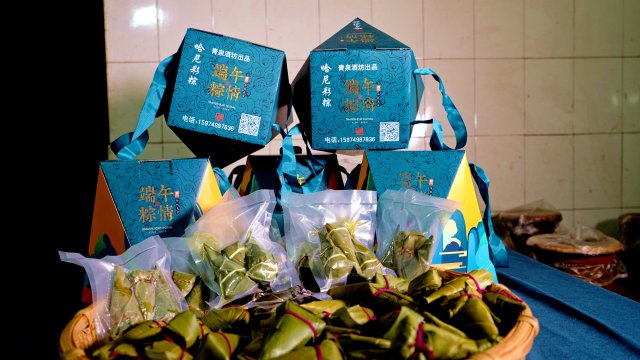彩色粽子做成真空袋包装，即将飞到全国各地。6月12日摄。.jpg