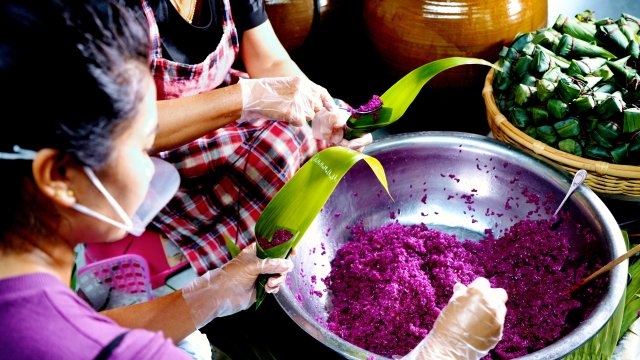 李雪在包玫瑰花瓣入馅的紫米粽子。6月12日。.jpg
