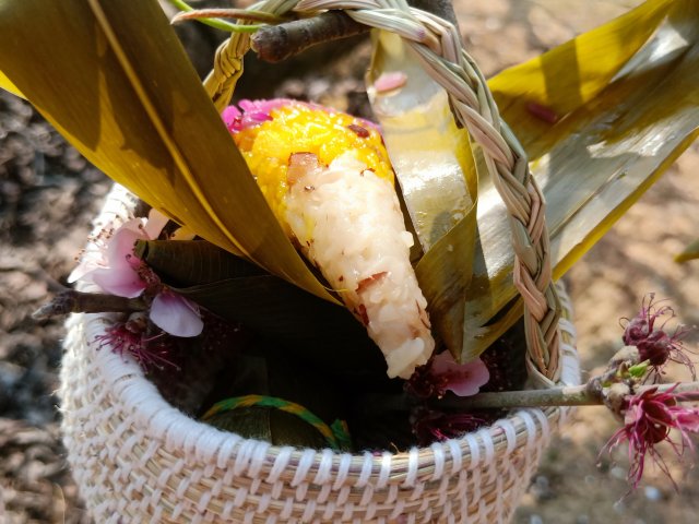 蒸熟的哈尼彩粽每一口都鲜美入魂。6月12日摄。.jpg