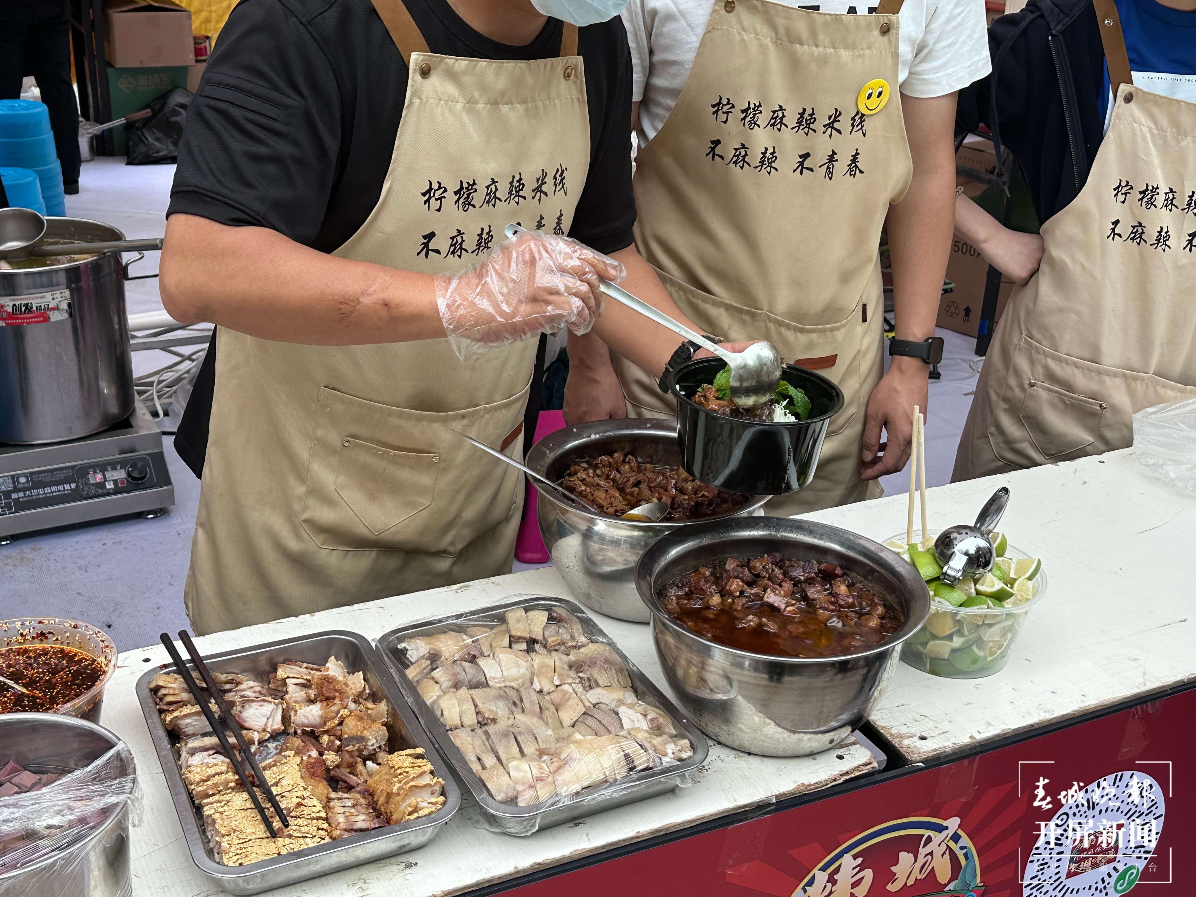 “吃喃米线市集”开市啦！一次尽享云南16州市米线盛宴-----正在制作米线4.jpg