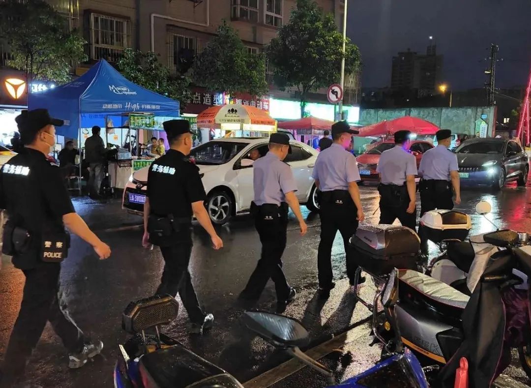 机关民警、辅警下沉一线支援基层，郑州警方出动2万余名警力开展夏夜治安巡查-大河新闻