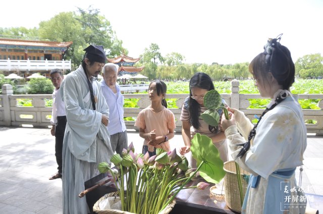 翠湖有位卖花郎：将传统文化呈现在这个夏天，卖花郎将臣介绍荷花.jpg