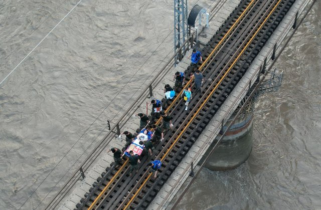 风雨同心 人民至上12.jpg