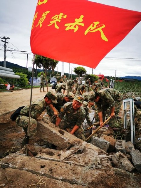 听令景从 勇挑重担——解放军和武警部队坚决贯彻习近平主席重要指示持续奋战防汛救灾一线