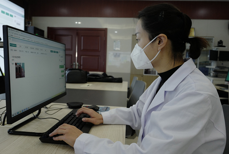 2022年12月20日，银川，宁夏互联网医院“发热门诊”内，医生为患者提供在线咨询服务。
