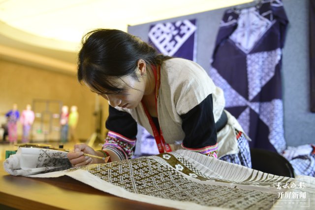 第11届中国·南亚东南亚艺术周，南方丝绸之路上的民间手工技艺交流展示，中国苗族蜡染展示.JPG