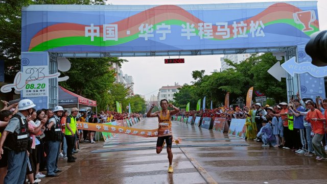 王明华以1小时11分57秒的成绩获得半程马拉松男子组冠军.jpg