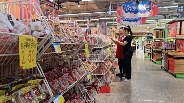玉溪百信超市的中秋月饼销售区.jpg