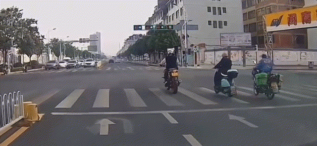 一男子骑摩托车当街表演“杂技” 严查！