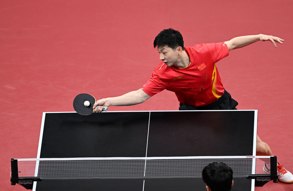 9月26日，中国选手马龙在比赛中回球。新华社记者 王鹏 摄.jpg