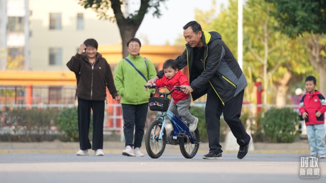 时政新闻眼丨入冬之际再访受灾地区，习近平重点关注了什么？