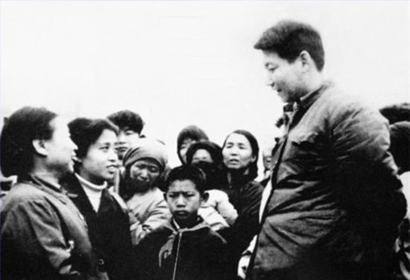 1983年，时任中共正定县委书记的习近平同赵村群众交谈。