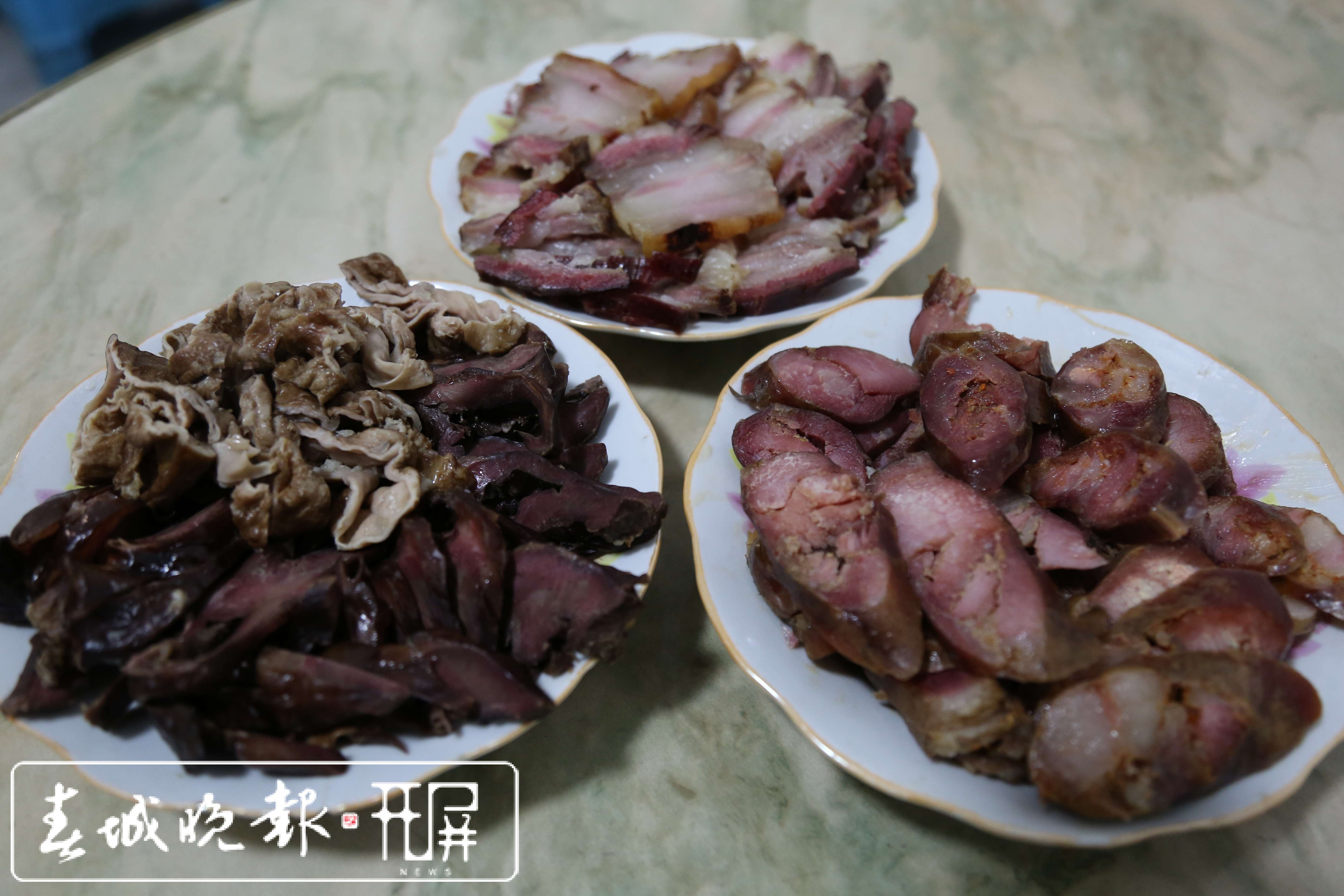 煮熟切盘的香肠、三线肉、猪心、肥肠(1).JPG