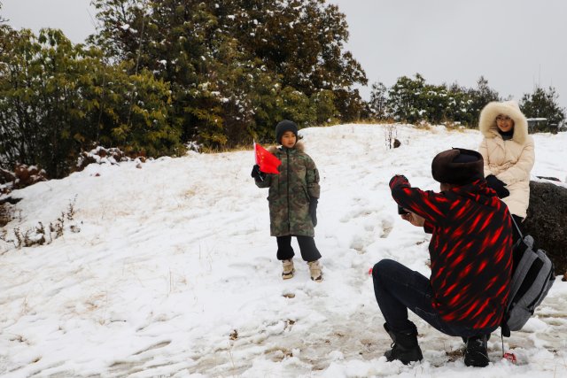 市民在雪地里拍照留念 劳海山摄.jpg