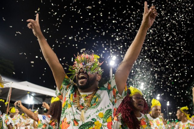 当地时间1月7日晚，巴西里约热内卢的桑巴舞校开始在桑巴大道进行狂欢节彩排。（新华社发，克劳迪娅·马尔提尼摄）