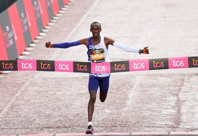 2023年4月23日，肯尼亚选手凯尔文·基普图姆在2023伦敦马拉松赛中冲过终点。新华社记者 李颖 摄
