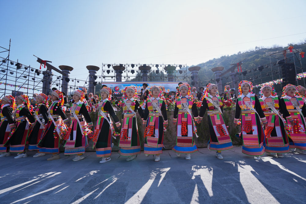 2月20日，盈江县苏典乡傈僳族群众身着节日盛装起舞。.jpg