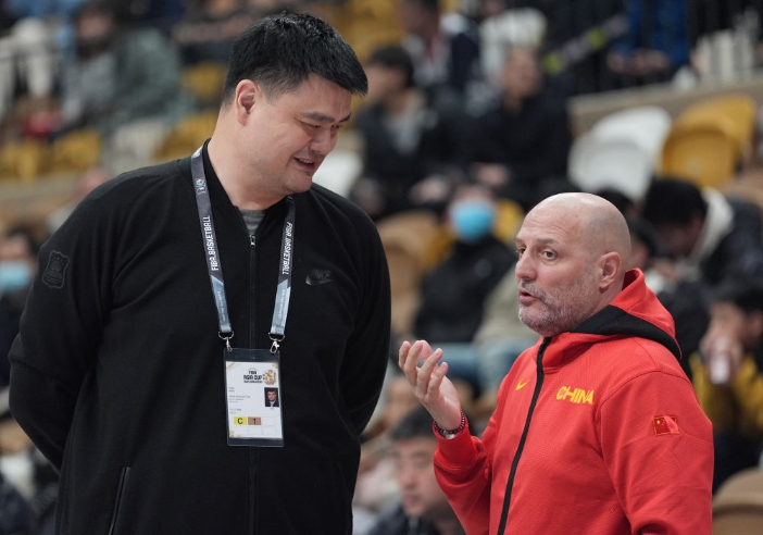 2月22日，中国队主教练乔尔杰维奇（右）在比赛开始前与中国篮协主席姚明交流。新华社记者 孟永民 摄.png