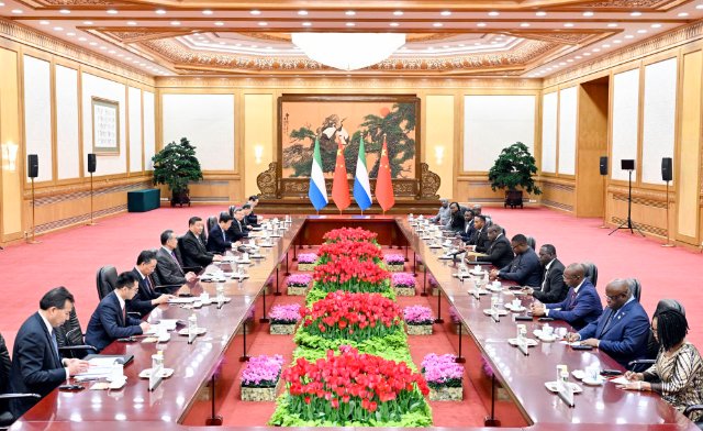 习近平同塞拉利昂总统比奥会谈2.jpg