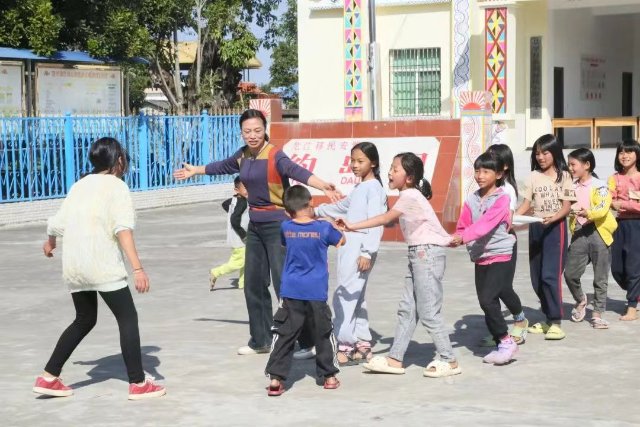 板小莲和孩子们一起玩游戏（来源：德宏州委宣传部）.jpg