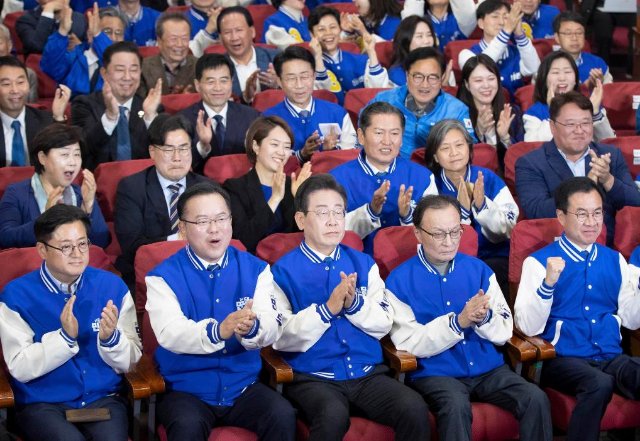 4月10日，在韩国首尔，韩国最大在野党共同民主党党首李在明（前排中）与共同民主党领导层共同庆祝出口民调结果大幅领先。新华社记者姚琪琳摄.JPG