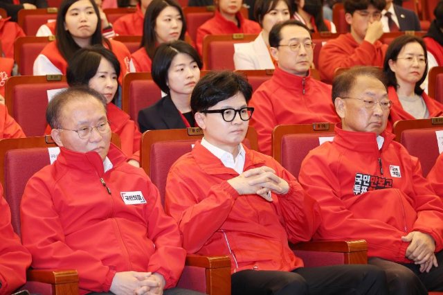 4月10日，在韩国首尔，国民力量党领导人韩东勋（前排中）观看出口民调。新华社 纽西斯通讯社.JPG