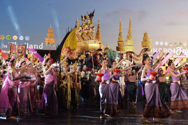 2023年12月7日，演员在泰国曼谷举行的宋干节入选联合国非物质文化遗产名录庆祝活动上演出。新华社发（拉亨摄）.jpg