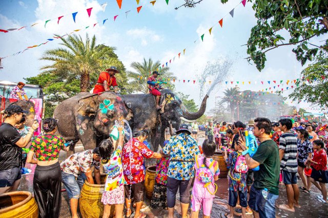 4月13日，在泰国大城府，人们与大象泼水庆祝宋干节。新华社记者王腾摄.jpg