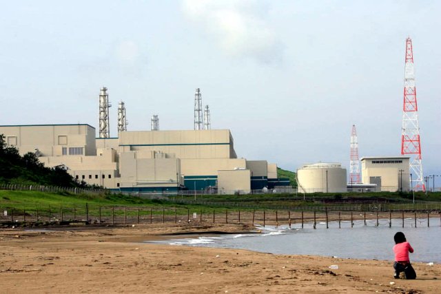 2007年7月18日，一名记者在日本东京电力公司位于新潟县的柏崎刈羽核电站附近拍摄。 新华社记者任正来摄.jpg