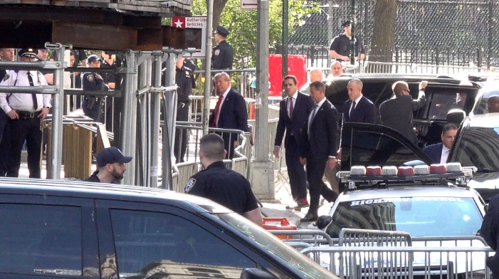 这张4月15日的视频截图显示，美国前总统特朗普抵达纽约曼哈顿一家刑事法院出庭。新华社记者丁晔摄.png
