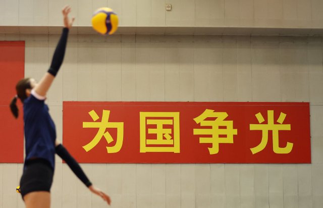 2月22日，中国女排球员在训练中。新华社记者 贾浩成 摄.jpg