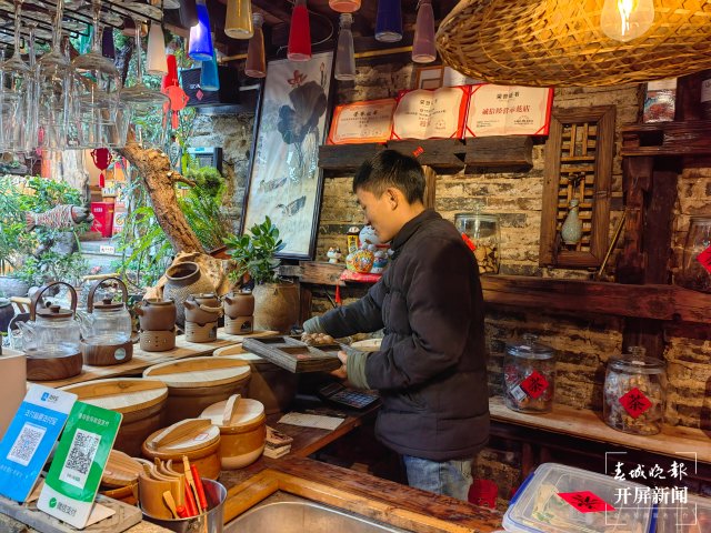 图为赵子梁为茶客准备大理特色茶点。（采访传编辑）美好生活在云南 藏在古镇里的赵家小院（有视频）.jpg