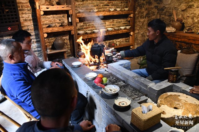 围炉煮茶，是赵子梁和朋友们每天最惬意的时光。（采访传编辑）美好生活在云南 藏在古镇里的赵家小院（有视频）.JPG