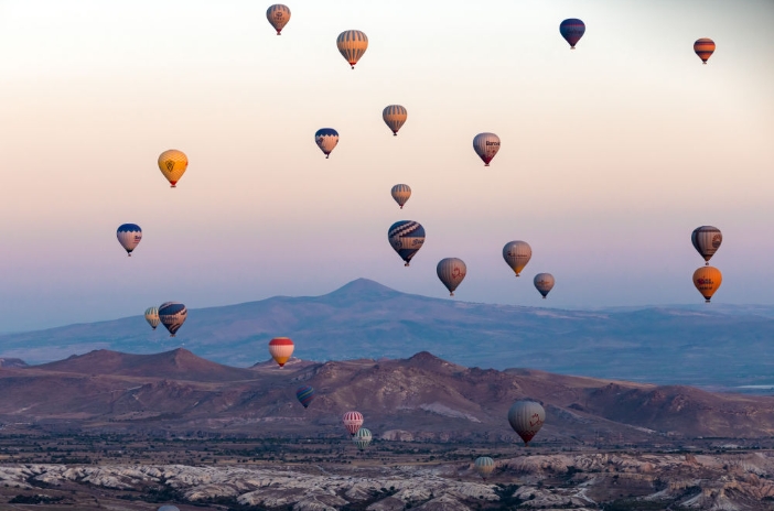 这是2023年10月8日在土耳其卡帕多基亚拍摄的热气球。热气球观光是当地著名的旅游项目，每天都有众多来自世界各地的游客在此体验热气球之旅。新华社记者李木子摄.png
