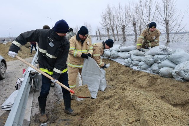 4月7日，在哈萨克斯坦科斯塔奈州，安全人员填装用于防洪的沙袋。新华社发（哈萨克斯坦紧急情况部供图）.jpg