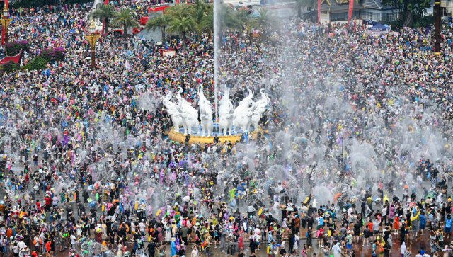 4月15日，人们在景洪市泼水广场上参加泼水狂欢活动。新华社记者 王静颐 摄.jpg