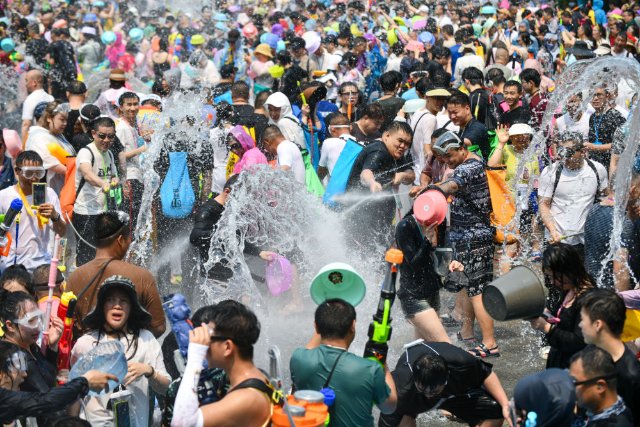 4月15日，人们在云南省西双版纳傣族自治州景洪市泼水广场上参加泼水狂欢活动。新华社记者 王静颐 摄.jpg