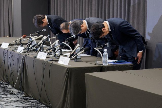 3月29日，小林制药公司社长小林章浩（左二）及相关负责人在日本大阪举行的新闻发布会上鞠躬。新华社记者张笑宇摄.jpg