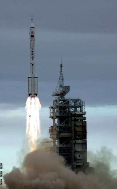 2005年10月12日9时0分0秒，神舟六号在酒泉卫星发射中心发射升空。新华社记者赵建伟摄
