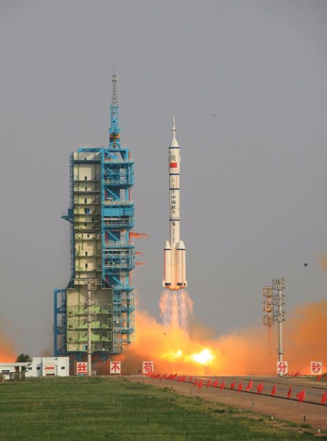 　2012年6月16日18时37分，神舟九号飞船在酒泉卫星发射中心发射升空。新华社记者 李刚 摄