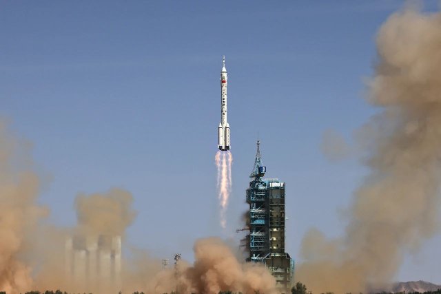 6月5日，搭载神舟十四号载人飞船的长征二号F遥十四运载火箭，在酒泉卫星发射中心点火发射。新华社记者 李刚 摄