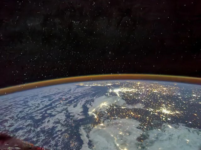 2021年7月30日，航天员汤洪波拍摄到了北非大陆上万家灯火的盛景