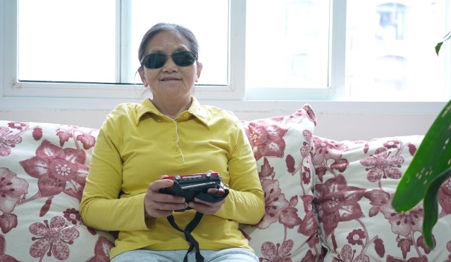 董满归的丈夫和儿子还给她安装了盲人读屏软件、购置了功能更加全面的电子收听产品。这些有声读物也为董满归黑暗的生活注入了诸多色彩。（2024年4月17日拍摄于龙陵）副本.jpg