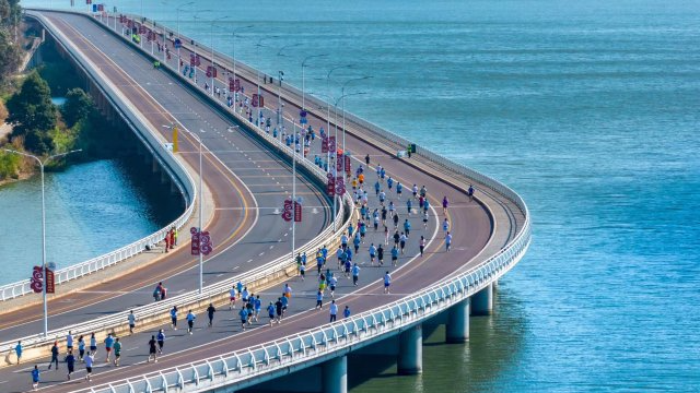 千余跑者打卡昆明晋宁区“最美环湖路”，乐跑“滇池外滩”