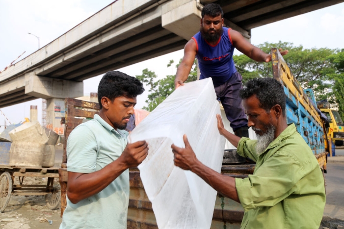 4月23日，工人在孟加拉国首都达卡搬运冰块。新华社发.png